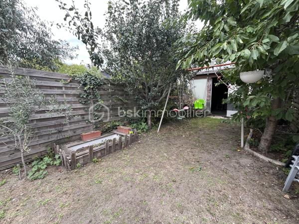 NOUVEAUTÉ - LOMME PROCHE EURATECHNOLOGIES - 3 CHAMBRES - JARDIN

Idéalement située à deux pas d’Euratechnologies, des écoles, des commerces, des axes rapides… cette maison saura vous séduire avec ses 101m2 répartis sur 3 niveaux.

Elle vous offre au rez-de-chaussée une entrée, un espace de vie de presque 50m2 comprenant salon et cuisine équipée avec un vaste espace dînatoire, des WC ainsi qu’une véranda/pergola pouvant servir de jardin d’hiver ou espace de stockage sain complémentaire.

Au 1er étage un palier propose une salle d’eau avec espace buanderie ainsi qu’une suite parentale avec salle d’eau.

Au 2ème étage : deux chambres avec rangement.

Pour compléter le tout : un beau jardin calme à l’abri des regards ainsi qu’une dépendance d’environ 25m2.

Idéal famille !!