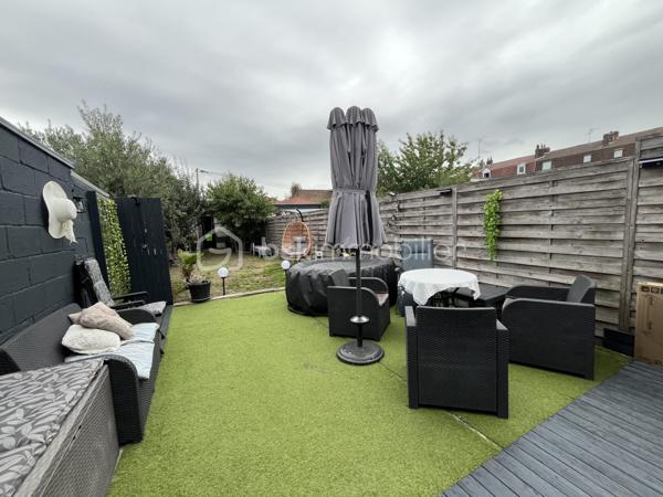 NOUVEAUTÉ - LOMME PROCHE EURATECHNOLOGIES - 3 CHAMBRES - JARDIN

Idéalement située à deux pas d’Euratechnologies, des écoles, des commerces, des axes rapides… cette maison saura vous séduire avec ses 101m2 répartis sur 3 niveaux.

Elle vous offre au rez-de-chaussée une entrée, un espace de vie de presque 50m2 comprenant salon et cuisine équipée avec un vaste espace dînatoire, des WC ainsi qu’une véranda/pergola pouvant servir de jardin d’hiver ou espace de stockage sain complémentaire.

Au 1er étage un palier propose une salle d’eau avec espace buanderie ainsi qu’une suite parentale avec salle d’eau.

Au 2ème étage : deux chambres avec rangement.

Pour compléter le tout : un beau jardin calme à l’abri des regards ainsi qu’une dépendance d’environ 25m2.

Idéal famille !!