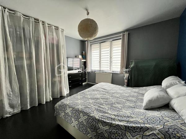 NOUVEAUTÉ - LOMME PROCHE EURATECHNOLOGIES - 3 CHAMBRES - JARDIN

Idéalement située à deux pas d’Euratechnologies, des écoles, des commerces, des axes rapides… cette maison saura vous séduire avec ses 101m2 répartis sur 3 niveaux.

Elle vous offre au rez-de-chaussée une entrée, un espace de vie de presque 50m2 comprenant salon et cuisine équipée avec un vaste espace dînatoire, des WC ainsi qu’une véranda/pergola pouvant servir de jardin d’hiver ou espace de stockage sain complémentaire.

Au 1er étage un palier propose une salle d’eau avec espace buanderie ainsi qu’une suite parentale avec salle d’eau.

Au 2ème étage : deux chambres avec rangement.

Pour compléter le tout : un beau jardin calme à l’abri des regards ainsi qu’une dépendance d’environ 25m2.

Idéal famille !!