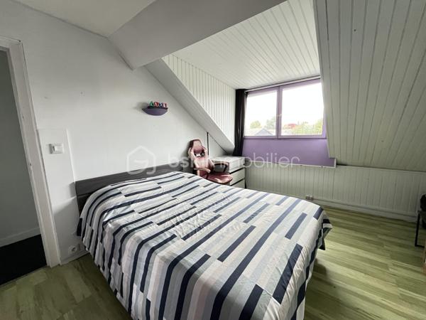 NOUVEAUTÉ - LOMME PROCHE EURATECHNOLOGIES - 3 CHAMBRES - JARDIN

Idéalement située à deux pas d’Euratechnologies, des écoles, des commerces, des axes rapides… cette maison saura vous séduire avec ses 101m2 répartis sur 3 niveaux.

Elle vous offre au rez-de-chaussée une entrée, un espace de vie de presque 50m2 comprenant salon et cuisine équipée avec un vaste espace dînatoire, des WC ainsi qu’une véranda/pergola pouvant servir de jardin d’hiver ou espace de stockage sain complémentaire.

Au 1er étage un palier propose une salle d’eau avec espace buanderie ainsi qu’une suite parentale avec salle d’eau.

Au 2ème étage : deux chambres avec rangement.

Pour compléter le tout : un beau jardin calme à l’abri des regards ainsi qu’une dépendance d’environ 25m2.

Idéal famille !!