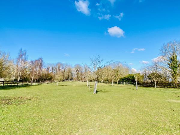 Propriété de 5 chambres - Séjour lumineux - Vaste Garage - Située au calme à 20 minutes des plages normandes -