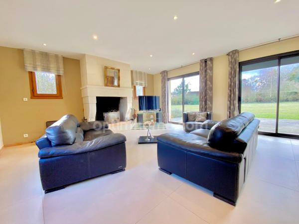 Propriété de 5 chambres - Séjour lumineux - Vaste Garage - Située au calme à 20 minutes des plages normandes -