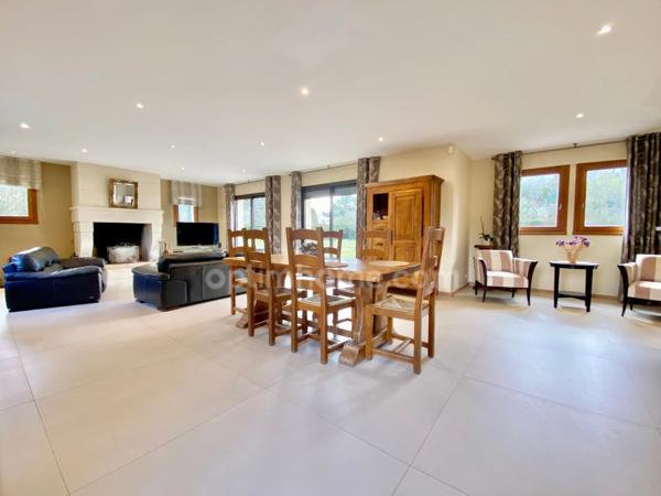 Propriété de 5 chambres - Séjour lumineux - Vaste Garage - Située au calme à 20 minutes des plages normandes -