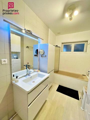 Maison Artigues Pres Bordeaux 6 pièce(s) 150 m2 Piscine jardin Garage