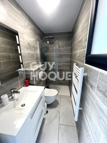 Maison contemporaine 4 faces, 4 chambres, garage, jardin et piscine.