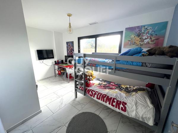 Maison contemporaine 4 faces, 4 chambres, garage, jardin et piscine.