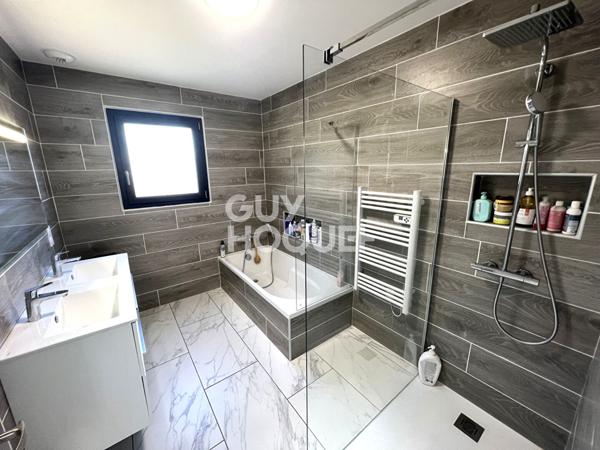 Maison contemporaine 4 faces, 4 chambres, garage, jardin et piscine.