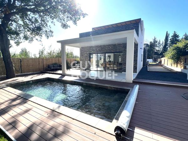 Maison contemporaine 4 faces, 4 chambres, garage, jardin et piscine.