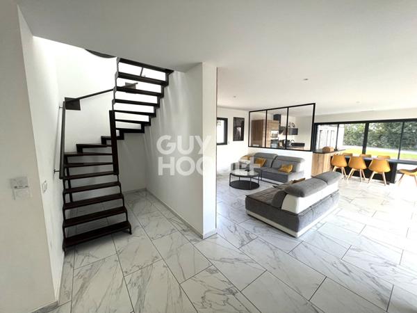 Maison contemporaine 4 faces, 4 chambres, garage, jardin et piscine.