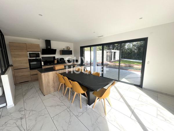 Maison contemporaine 4 faces, 4 chambres, garage, jardin et piscine.