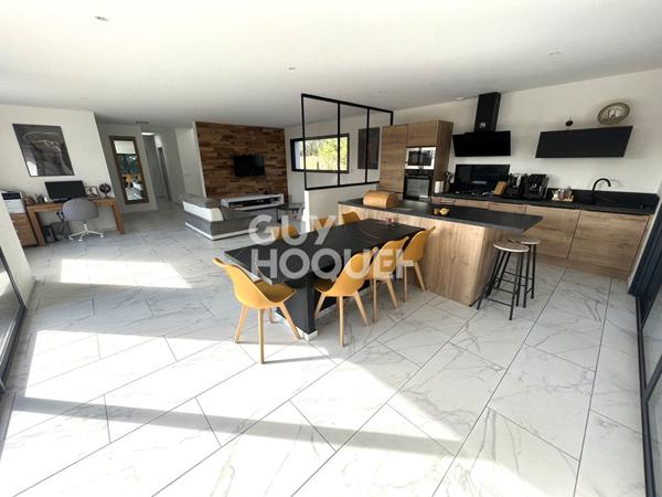 Maison contemporaine 4 faces, 4 chambres, garage, jardin et piscine.