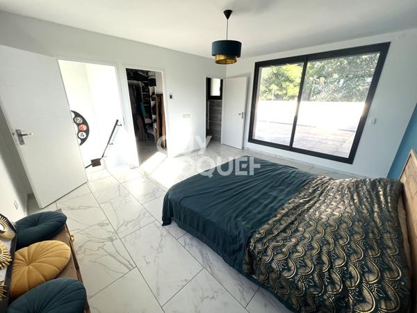 Maison contemporaine 4 faces, 4 chambres, garage, jardin et piscine.