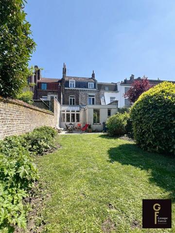 Maison mitoyenne 2 côtés La Madeleine Secteur La Madeleine 255 m²