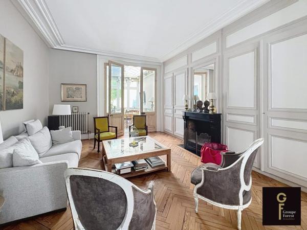 Maison mitoyenne 2 côtés La Madeleine Secteur La Madeleine 255 m²