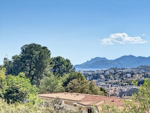 4 P Vue dégagée collines et aperçu mer
