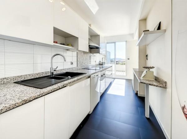 4 P Vue dégagée collines et aperçu mer