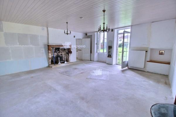 Maison à rénover avec fort potentiel . Frontenay Bourg