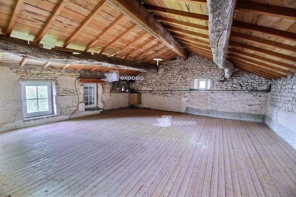 Maison à rénover avec fort potentiel . Frontenay Bourg