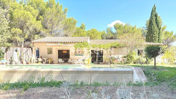 Maison , familiale avec piscine et beaux volumes située à Ventabren .