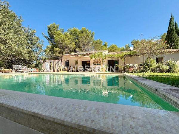 Maison , familiale avec piscine et beaux volumes située à Ventabren .