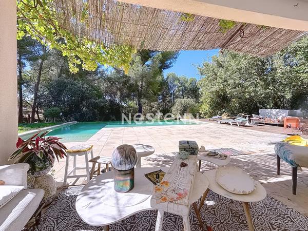 Maison , familiale avec piscine et beaux volumes située à Ventabren .