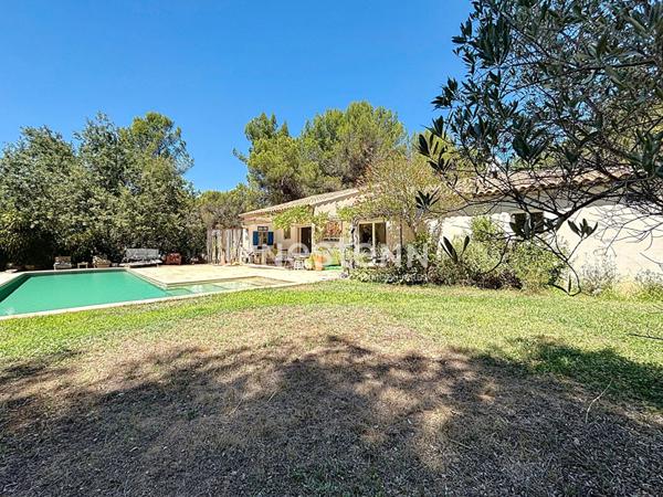 Maison , familiale avec piscine et beaux volumes située à Ventabren .