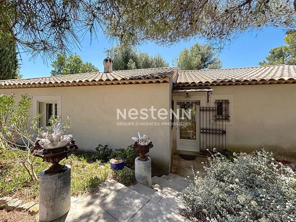 Maison , familiale avec piscine et beaux volumes située à Ventabren .