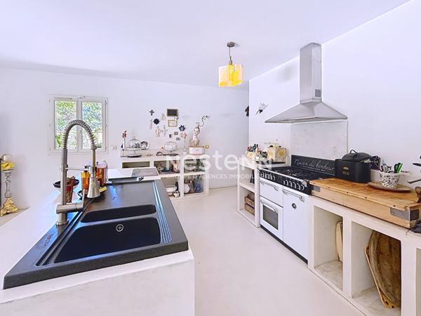 Maison , familiale avec piscine et beaux volumes située à Ventabren .