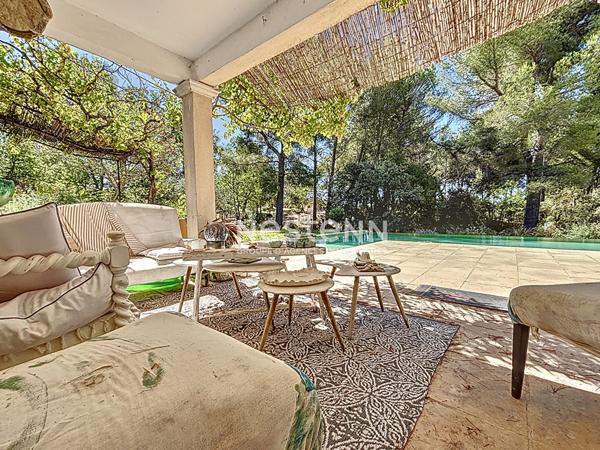 Maison , familiale avec piscine et beaux volumes située à Ventabren .