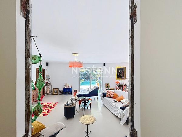 Maison , familiale avec piscine et beaux volumes située à Ventabren .