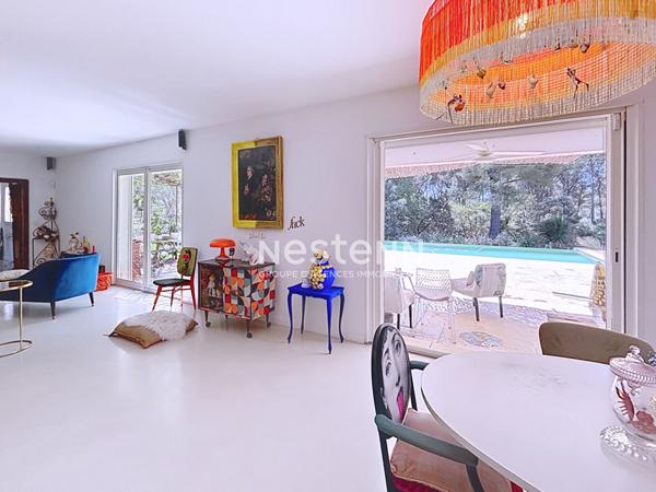 Maison , familiale avec piscine et beaux volumes située à Ventabren .