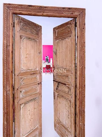 Maison , familiale avec piscine et beaux volumes située à Ventabren .