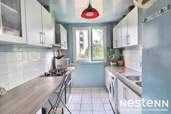 A SAINTE GENEVIEVE DES BOIS, APPARTEMENT DE 4 PIECES AVEC 3 CHAMBRES ET BALCON, CAVE., PROCHE ECOLE.