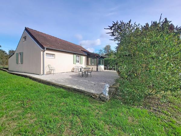 Maison de campagne- Terrain de 1380m2- sans vis-à-vis- Dépendances

Et si le bonheur résidait tout simplement dans un cadre naturel agréable, un bel espace extérieur et le plaisir de profiter d'un chez-soi à la campagne ?

Initialement pensée comme une maison de vacances, cette maison de 54 m² a su devenir, au fil des années, un véritable lieu de vie. Elle séduit aujourd'hui par sa simplicité, son environnement et sa belle parcelle de 1 380 m², entièrement clôturée et sans vis-à-vis.

Elle se compose d'une entrée par une véranda équipée d'un poêle à granulés, d'une pièce de vie ouverte sur une cuisine aménagée, d'une chambre avec placard intégré ainsi que d'une salle d'eau avec toilettes.
À l'étage, une pièce aménagée en chambre complète l'ensemble, ainsi que des combles non aménageables.

Côté pratique, la propriété dispose de plusieurs annexes : une grande pièce faisant actuellement office de cellier, avec un accès indépendant par l'extérieur, un abri bois, deux petites dépendances, un carport et un garage permettant d'abriter un véhicule.

À l'extérieur, place à l'espace et à la tranquillité ! Le terrain de 1 380 m², entièrement clos et à l'abri des regards, offre de belles possibilités pour jardiner, profiter des beaux jours ou simplement profiter de la nature.

Que vous recherchiez une résidence principale à taille humaine ou un pied-à-terre pour vos week-ends et vacances dans le Jura, cette propriété offre un cadre de vie agréable, où simplicité et nature se conjuguent naturellement.

Une maison petite maison avec de beaux espaces extérieurs et des dépendances appréciables, à découvrir pour en apprécier tout le potentiel !