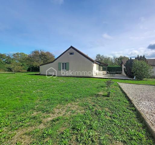 Maison de campagne- Terrain de 1380m2- sans vis-à-vis- Dépendances

Et si le bonheur résidait tout simplement dans un cadre naturel agréable, un bel espace extérieur et le plaisir de profiter d'un chez-soi à la campagne ?

Initialement pensée comme une maison de vacances, cette maison de 54 m² a su devenir, au fil des années, un véritable lieu de vie. Elle séduit aujourd'hui par sa simplicité, son environnement et sa belle parcelle de 1 380 m², entièrement clôturée et sans vis-à-vis.

Elle se compose d'une entrée par une véranda équipée d'un poêle à granulés, d'une pièce de vie ouverte sur une cuisine aménagée, d'une chambre avec placard intégré ainsi que d'une salle d'eau avec toilettes.
À l'étage, une pièce aménagée en chambre complète l'ensemble, ainsi que des combles non aménageables.

Côté pratique, la propriété dispose de plusieurs annexes : une grande pièce faisant actuellement office de cellier, avec un accès indépendant par l'extérieur, un abri bois, deux petites dépendances, un carport et un garage permettant d'abriter un véhicule.

À l'extérieur, place à l'espace et à la tranquillité ! Le terrain de 1 380 m², entièrement clos et à l'abri des regards, offre de belles possibilités pour jardiner, profiter des beaux jours ou simplement profiter de la nature.

Que vous recherchiez une résidence principale à taille humaine ou un pied-à-terre pour vos week-ends et vacances dans le Jura, cette propriété offre un cadre de vie agréable, où simplicité et nature se conjuguent naturellement.

Une maison petite maison avec de beaux espaces extérieurs et des dépendances appréciables, à découvrir pour en apprécier tout le potentiel !