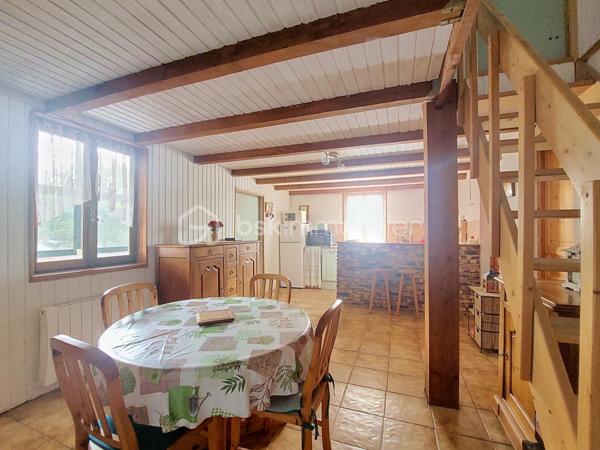 Maison de campagne- Terrain de 1380m2- sans vis-à-vis- Dépendances

Et si le bonheur résidait tout simplement dans un cadre naturel agréable, un bel espace extérieur et le plaisir de profiter d'un chez-soi à la campagne ?

Initialement pensée comme une maison de vacances, cette maison de 54 m² a su devenir, au fil des années, un véritable lieu de vie. Elle séduit aujourd'hui par sa simplicité, son environnement et sa belle parcelle de 1 380 m², entièrement clôturée et sans vis-à-vis.

Elle se compose d'une entrée par une véranda équipée d'un poêle à granulés, d'une pièce de vie ouverte sur une cuisine aménagée, d'une chambre avec placard intégré ainsi que d'une salle d'eau avec toilettes.
À l'étage, une pièce aménagée en chambre complète l'ensemble, ainsi que des combles non aménageables.

Côté pratique, la propriété dispose de plusieurs annexes : une grande pièce faisant actuellement office de cellier, avec un accès indépendant par l'extérieur, un abri bois, deux petites dépendances, un carport et un garage permettant d'abriter un véhicule.

À l'extérieur, place à l'espace et à la tranquillité ! Le terrain de 1 380 m², entièrement clos et à l'abri des regards, offre de belles possibilités pour jardiner, profiter des beaux jours ou simplement profiter de la nature.

Que vous recherchiez une résidence principale à taille humaine ou un pied-à-terre pour vos week-ends et vacances dans le Jura, cette propriété offre un cadre de vie agréable, où simplicité et nature se conjuguent naturellement.

Une maison petite maison avec de beaux espaces extérieurs et des dépendances appréciables, à découvrir pour en apprécier tout le potentiel !