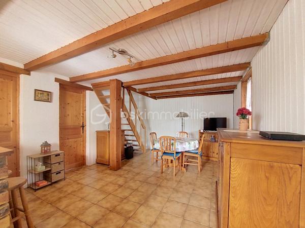 Maison de campagne- Terrain de 1380m2- sans vis-à-vis- Dépendances

Et si le bonheur résidait tout simplement dans un cadre naturel agréable, un bel espace extérieur et le plaisir de profiter d'un chez-soi à la campagne ?

Initialement pensée comme une maison de vacances, cette maison de 54 m² a su devenir, au fil des années, un véritable lieu de vie. Elle séduit aujourd'hui par sa simplicité, son environnement et sa belle parcelle de 1 380 m², entièrement clôturée et sans vis-à-vis.

Elle se compose d'une entrée par une véranda équipée d'un poêle à granulés, d'une pièce de vie ouverte sur une cuisine aménagée, d'une chambre avec placard intégré ainsi que d'une salle d'eau avec toilettes.
À l'étage, une pièce aménagée en chambre complète l'ensemble, ainsi que des combles non aménageables.

Côté pratique, la propriété dispose de plusieurs annexes : une grande pièce faisant actuellement office de cellier, avec un accès indépendant par l'extérieur, un abri bois, deux petites dépendances, un carport et un garage permettant d'abriter un véhicule.

À l'extérieur, place à l'espace et à la tranquillité ! Le terrain de 1 380 m², entièrement clos et à l'abri des regards, offre de belles possibilités pour jardiner, profiter des beaux jours ou simplement profiter de la nature.

Que vous recherchiez une résidence principale à taille humaine ou un pied-à-terre pour vos week-ends et vacances dans le Jura, cette propriété offre un cadre de vie agréable, où simplicité et nature se conjuguent naturellement.

Une maison petite maison avec de beaux espaces extérieurs et des dépendances appréciables, à découvrir pour en apprécier tout le potentiel !