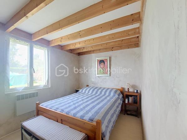 Maison de campagne- Terrain de 1380m2- sans vis-à-vis- Dépendances

Et si le bonheur résidait tout simplement dans un cadre naturel agréable, un bel espace extérieur et le plaisir de profiter d'un chez-soi à la campagne ?

Initialement pensée comme une maison de vacances, cette maison de 54 m² a su devenir, au fil des années, un véritable lieu de vie. Elle séduit aujourd'hui par sa simplicité, son environnement et sa belle parcelle de 1 380 m², entièrement clôturée et sans vis-à-vis.

Elle se compose d'une entrée par une véranda équipée d'un poêle à granulés, d'une pièce de vie ouverte sur une cuisine aménagée, d'une chambre avec placard intégré ainsi que d'une salle d'eau avec toilettes.
À l'étage, une pièce aménagée en chambre complète l'ensemble, ainsi que des combles non aménageables.

Côté pratique, la propriété dispose de plusieurs annexes : une grande pièce faisant actuellement office de cellier, avec un accès indépendant par l'extérieur, un abri bois, deux petites dépendances, un carport et un garage permettant d'abriter un véhicule.

À l'extérieur, place à l'espace et à la tranquillité ! Le terrain de 1 380 m², entièrement clos et à l'abri des regards, offre de belles possibilités pour jardiner, profiter des beaux jours ou simplement profiter de la nature.

Que vous recherchiez une résidence principale à taille humaine ou un pied-à-terre pour vos week-ends et vacances dans le Jura, cette propriété offre un cadre de vie agréable, où simplicité et nature se conjuguent naturellement.

Une maison petite maison avec de beaux espaces extérieurs et des dépendances appréciables, à découvrir pour en apprécier tout le potentiel !