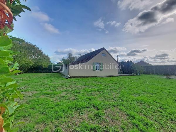 Maison de campagne- Terrain de 1380m2- sans vis-à-vis- Dépendances

Et si le bonheur résidait tout simplement dans un cadre naturel agréable, un bel espace extérieur et le plaisir de profiter d'un chez-soi à la campagne ?

Initialement pensée comme une maison de vacances, cette maison de 54 m² a su devenir, au fil des années, un véritable lieu de vie. Elle séduit aujourd'hui par sa simplicité, son environnement et sa belle parcelle de 1 380 m², entièrement clôturée et sans vis-à-vis.

Elle se compose d'une entrée par une véranda équipée d'un poêle à granulés, d'une pièce de vie ouverte sur une cuisine aménagée, d'une chambre avec placard intégré ainsi que d'une salle d'eau avec toilettes.
À l'étage, une pièce aménagée en chambre complète l'ensemble, ainsi que des combles non aménageables.

Côté pratique, la propriété dispose de plusieurs annexes : une grande pièce faisant actuellement office de cellier, avec un accès indépendant par l'extérieur, un abri bois, deux petites dépendances, un carport et un garage permettant d'abriter un véhicule.

À l'extérieur, place à l'espace et à la tranquillité ! Le terrain de 1 380 m², entièrement clos et à l'abri des regards, offre de belles possibilités pour jardiner, profiter des beaux jours ou simplement profiter de la nature.

Que vous recherchiez une résidence principale à taille humaine ou un pied-à-terre pour vos week-ends et vacances dans le Jura, cette propriété offre un cadre de vie agréable, où simplicité et nature se conjuguent naturellement.

Une maison petite maison avec de beaux espaces extérieurs et des dépendances appréciables, à découvrir pour en apprécier tout le potentiel !