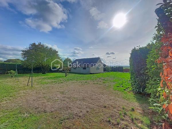 Maison de campagne- Terrain de 1380m2- sans vis-à-vis- Dépendances

Et si le bonheur résidait tout simplement dans un cadre naturel agréable, un bel espace extérieur et le plaisir de profiter d'un chez-soi à la campagne ?

Initialement pensée comme une maison de vacances, cette maison de 54 m² a su devenir, au fil des années, un véritable lieu de vie. Elle séduit aujourd'hui par sa simplicité, son environnement et sa belle parcelle de 1 380 m², entièrement clôturée et sans vis-à-vis.

Elle se compose d'une entrée par une véranda équipée d'un poêle à granulés, d'une pièce de vie ouverte sur une cuisine aménagée, d'une chambre avec placard intégré ainsi que d'une salle d'eau avec toilettes.
À l'étage, une pièce aménagée en chambre complète l'ensemble, ainsi que des combles non aménageables.

Côté pratique, la propriété dispose de plusieurs annexes : une grande pièce faisant actuellement office de cellier, avec un accès indépendant par l'extérieur, un abri bois, deux petites dépendances, un carport et un garage permettant d'abriter un véhicule.

À l'extérieur, place à l'espace et à la tranquillité ! Le terrain de 1 380 m², entièrement clos et à l'abri des regards, offre de belles possibilités pour jardiner, profiter des beaux jours ou simplement profiter de la nature.

Que vous recherchiez une résidence principale à taille humaine ou un pied-à-terre pour vos week-ends et vacances dans le Jura, cette propriété offre un cadre de vie agréable, où simplicité et nature se conjuguent naturellement.

Une maison petite maison avec de beaux espaces extérieurs et des dépendances appréciables, à découvrir pour en apprécier tout le potentiel !
