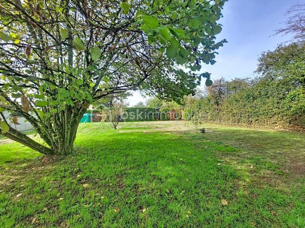 Maison de campagne- Terrain de 1380m2- sans vis-à-vis- Dépendances

Et si le bonheur résidait tout simplement dans un cadre naturel agréable, un bel espace extérieur et le plaisir de profiter d'un chez-soi à la campagne ?

Initialement pensée comme une maison de vacances, cette maison de 54 m² a su devenir, au fil des années, un véritable lieu de vie. Elle séduit aujourd'hui par sa simplicité, son environnement et sa belle parcelle de 1 380 m², entièrement clôturée et sans vis-à-vis.

Elle se compose d'une entrée par une véranda équipée d'un poêle à granulés, d'une pièce de vie ouverte sur une cuisine aménagée, d'une chambre avec placard intégré ainsi que d'une salle d'eau avec toilettes.
À l'étage, une pièce aménagée en chambre complète l'ensemble, ainsi que des combles non aménageables.

Côté pratique, la propriété dispose de plusieurs annexes : une grande pièce faisant actuellement office de cellier, avec un accès indépendant par l'extérieur, un abri bois, deux petites dépendances, un carport et un garage permettant d'abriter un véhicule.

À l'extérieur, place à l'espace et à la tranquillité ! Le terrain de 1 380 m², entièrement clos et à l'abri des regards, offre de belles possibilités pour jardiner, profiter des beaux jours ou simplement profiter de la nature.

Que vous recherchiez une résidence principale à taille humaine ou un pied-à-terre pour vos week-ends et vacances dans le Jura, cette propriété offre un cadre de vie agréable, où simplicité et nature se conjuguent naturellement.

Une maison petite maison avec de beaux espaces extérieurs et des dépendances appréciables, à découvrir pour en apprécier tout le potentiel !