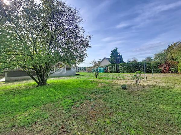 Maison de campagne- Terrain de 1380m2- sans vis-à-vis- Dépendances

Et si le bonheur résidait tout simplement dans un cadre naturel agréable, un bel espace extérieur et le plaisir de profiter d'un chez-soi à la campagne ?

Initialement pensée comme une maison de vacances, cette maison de 54 m² a su devenir, au fil des années, un véritable lieu de vie. Elle séduit aujourd'hui par sa simplicité, son environnement et sa belle parcelle de 1 380 m², entièrement clôturée et sans vis-à-vis.

Elle se compose d'une entrée par une véranda équipée d'un poêle à granulés, d'une pièce de vie ouverte sur une cuisine aménagée, d'une chambre avec placard intégré ainsi que d'une salle d'eau avec toilettes.
À l'étage, une pièce aménagée en chambre complète l'ensemble, ainsi que des combles non aménageables.

Côté pratique, la propriété dispose de plusieurs annexes : une grande pièce faisant actuellement office de cellier, avec un accès indépendant par l'extérieur, un abri bois, deux petites dépendances, un carport et un garage permettant d'abriter un véhicule.

À l'extérieur, place à l'espace et à la tranquillité ! Le terrain de 1 380 m², entièrement clos et à l'abri des regards, offre de belles possibilités pour jardiner, profiter des beaux jours ou simplement profiter de la nature.

Que vous recherchiez une résidence principale à taille humaine ou un pied-à-terre pour vos week-ends et vacances dans le Jura, cette propriété offre un cadre de vie agréable, où simplicité et nature se conjuguent naturellement.

Une maison petite maison avec de beaux espaces extérieurs et des dépendances appréciables, à découvrir pour en apprécier tout le potentiel !