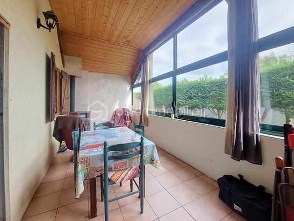 Maison de campagne- Terrain de 1380m2- sans vis-à-vis- Dépendances

Et si le bonheur résidait tout simplement dans un cadre naturel agréable, un bel espace extérieur et le plaisir de profiter d'un chez-soi à la campagne ?

Initialement pensée comme une maison de vacances, cette maison de 54 m² a su devenir, au fil des années, un véritable lieu de vie. Elle séduit aujourd'hui par sa simplicité, son environnement et sa belle parcelle de 1 380 m², entièrement clôturée et sans vis-à-vis.

Elle se compose d'une entrée par une véranda équipée d'un poêle à granulés, d'une pièce de vie ouverte sur une cuisine aménagée, d'une chambre avec placard intégré ainsi que d'une salle d'eau avec toilettes.
À l'étage, une pièce aménagée en chambre complète l'ensemble, ainsi que des combles non aménageables.

Côté pratique, la propriété dispose de plusieurs annexes : une grande pièce faisant actuellement office de cellier, avec un accès indépendant par l'extérieur, un abri bois, deux petites dépendances, un carport et un garage permettant d'abriter un véhicule.

À l'extérieur, place à l'espace et à la tranquillité ! Le terrain de 1 380 m², entièrement clos et à l'abri des regards, offre de belles possibilités pour jardiner, profiter des beaux jours ou simplement profiter de la nature.

Que vous recherchiez une résidence principale à taille humaine ou un pied-à-terre pour vos week-ends et vacances dans le Jura, cette propriété offre un cadre de vie agréable, où simplicité et nature se conjuguent naturellement.

Une maison petite maison avec de beaux espaces extérieurs et des dépendances appréciables, à découvrir pour en apprécier tout le potentiel !