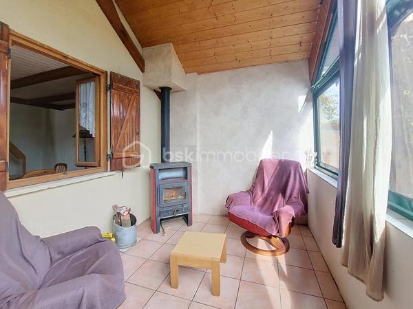 Maison de campagne- Terrain de 1380m2- sans vis-à-vis- Dépendances

Et si le bonheur résidait tout simplement dans un cadre naturel agréable, un bel espace extérieur et le plaisir de profiter d'un chez-soi à la campagne ?

Initialement pensée comme une maison de vacances, cette maison de 54 m² a su devenir, au fil des années, un véritable lieu de vie. Elle séduit aujourd'hui par sa simplicité, son environnement et sa belle parcelle de 1 380 m², entièrement clôturée et sans vis-à-vis.

Elle se compose d'une entrée par une véranda équipée d'un poêle à granulés, d'une pièce de vie ouverte sur une cuisine aménagée, d'une chambre avec placard intégré ainsi que d'une salle d'eau avec toilettes.
À l'étage, une pièce aménagée en chambre complète l'ensemble, ainsi que des combles non aménageables.

Côté pratique, la propriété dispose de plusieurs annexes : une grande pièce faisant actuellement office de cellier, avec un accès indépendant par l'extérieur, un abri bois, deux petites dépendances, un carport et un garage permettant d'abriter un véhicule.

À l'extérieur, place à l'espace et à la tranquillité ! Le terrain de 1 380 m², entièrement clos et à l'abri des regards, offre de belles possibilités pour jardiner, profiter des beaux jours ou simplement profiter de la nature.

Que vous recherchiez une résidence principale à taille humaine ou un pied-à-terre pour vos week-ends et vacances dans le Jura, cette propriété offre un cadre de vie agréable, où simplicité et nature se conjuguent naturellement.

Une maison petite maison avec de beaux espaces extérieurs et des dépendances appréciables, à découvrir pour en apprécier tout le potentiel !
