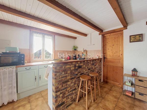 Maison de campagne- Terrain de 1380m2- sans vis-à-vis- Dépendances

Et si le bonheur résidait tout simplement dans un cadre naturel agréable, un bel espace extérieur et le plaisir de profiter d'un chez-soi à la campagne ?

Initialement pensée comme une maison de vacances, cette maison de 54 m² a su devenir, au fil des années, un véritable lieu de vie. Elle séduit aujourd'hui par sa simplicité, son environnement et sa belle parcelle de 1 380 m², entièrement clôturée et sans vis-à-vis.

Elle se compose d'une entrée par une véranda équipée d'un poêle à granulés, d'une pièce de vie ouverte sur une cuisine aménagée, d'une chambre avec placard intégré ainsi que d'une salle d'eau avec toilettes.
À l'étage, une pièce aménagée en chambre complète l'ensemble, ainsi que des combles non aménageables.

Côté pratique, la propriété dispose de plusieurs annexes : une grande pièce faisant actuellement office de cellier, avec un accès indépendant par l'extérieur, un abri bois, deux petites dépendances, un carport et un garage permettant d'abriter un véhicule.

À l'extérieur, place à l'espace et à la tranquillité ! Le terrain de 1 380 m², entièrement clos et à l'abri des regards, offre de belles possibilités pour jardiner, profiter des beaux jours ou simplement profiter de la nature.

Que vous recherchiez une résidence principale à taille humaine ou un pied-à-terre pour vos week-ends et vacances dans le Jura, cette propriété offre un cadre de vie agréable, où simplicité et nature se conjuguent naturellement.

Une maison petite maison avec de beaux espaces extérieurs et des dépendances appréciables, à découvrir pour en apprécier tout le potentiel !