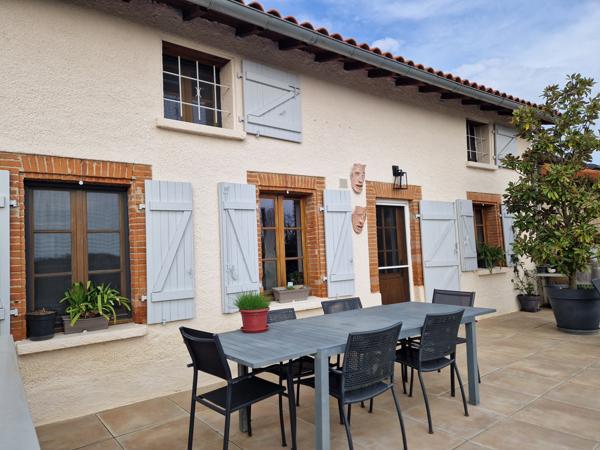 Pujaudran (32600) Propriété de village magnifiquement rénovée, avec cour, piscine, garage et appartement