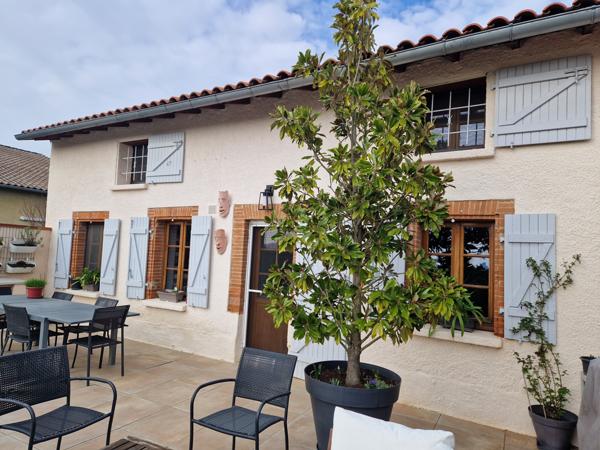 Pujaudran (32600) Propriété de village magnifiquement rénovée, avec cour, piscine, garage et appartement