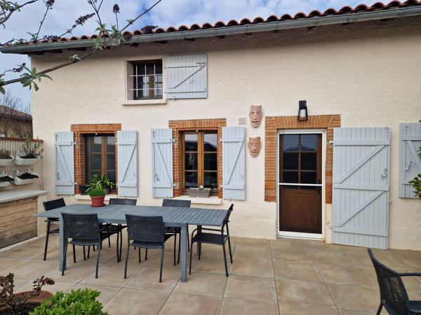 Pujaudran (32600) Propriété de village magnifiquement rénovée, avec cour, piscine, garage et appartement