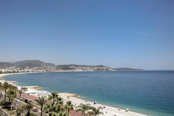 Avant-dernier étage avec terrasse face à la mer