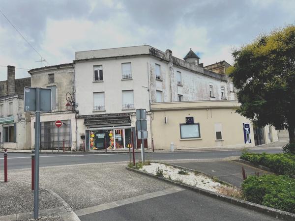 Immeuble de rapport - 3 lognements - 1 local commercial - PAUILLAC (33)